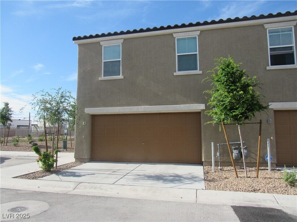 5118 Steep Cliffs Ave in Las Vegas, NV - Building Photo
