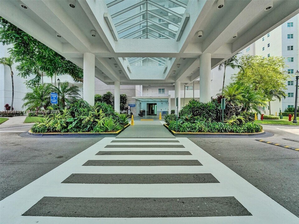 15051 Royal Oaks Ln, Unit # 103 in North Miami, FL - Foto de edificio
