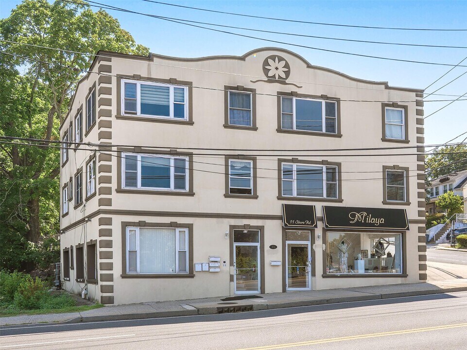 11 Shore Rd in Port Washington, NY - Building Photo