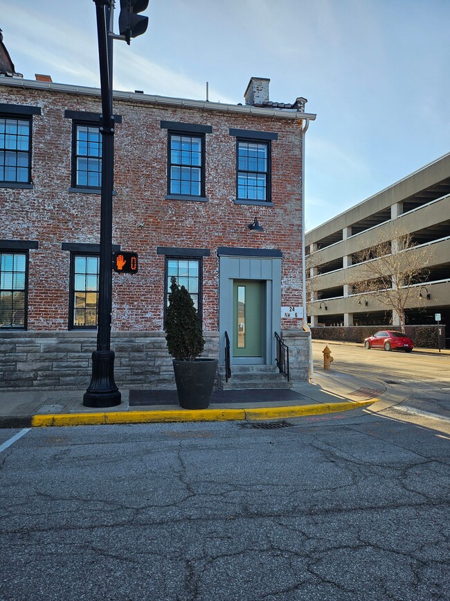 24 NW 6th St in Evansville, IN - Foto de edificio - Building Photo