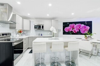 13951 Kendale Lakes Cir in Miami, FL - Building Photo - Building Photo