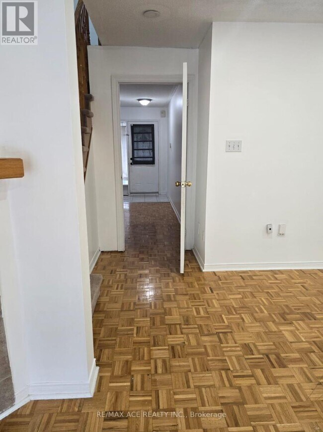 104 Sunfield Rd in Toronto, ON - Building Photo - Building Photo