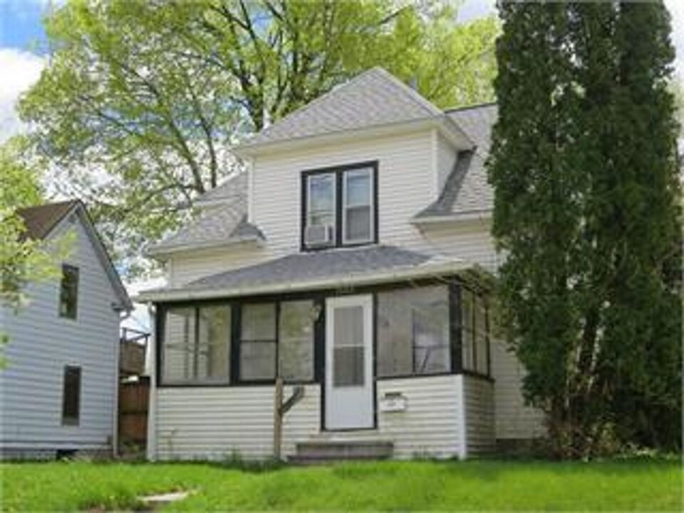 2002 Mulberry St in Waterloo, IA - Building Photo