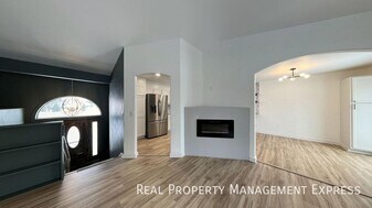 Spacious 4BR, 2BA Gem with Fireplace and O in Sioux Falls, SD - Building Photo
