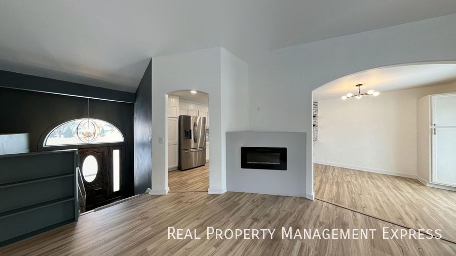 Spacious 4BR, 2BA Gem with Fireplace and O in Sioux Falls, SD - Foto de edificio