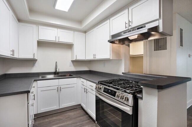 El Dorado Apartments in Fullerton, CA - Building Photo - Interior Photo