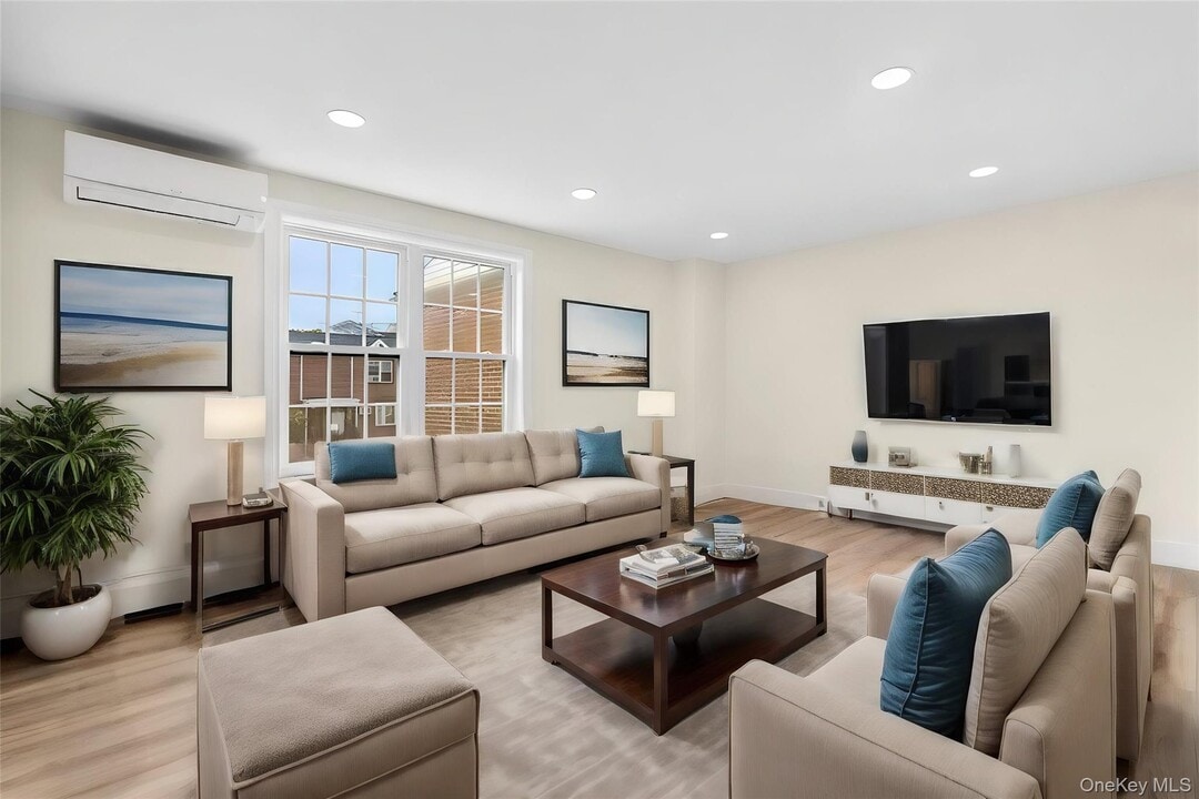 20-44-44 23rd St in Queens, NY - Building Photo