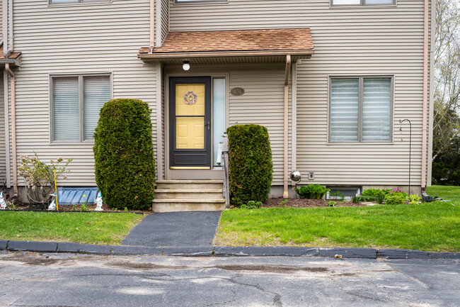 Walnut Grove in Cranston, RI - Foto de edificio - Building Photo