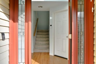 24212 SE 43rd Pl in Issaquah, WA - Building Photo - Building Photo