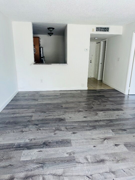 484 NW 165th St in Miami, FL - Building Photo