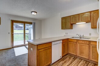 2804 Edgewood Dr in Menomonie, WI - Foto de edificio - Building Photo
