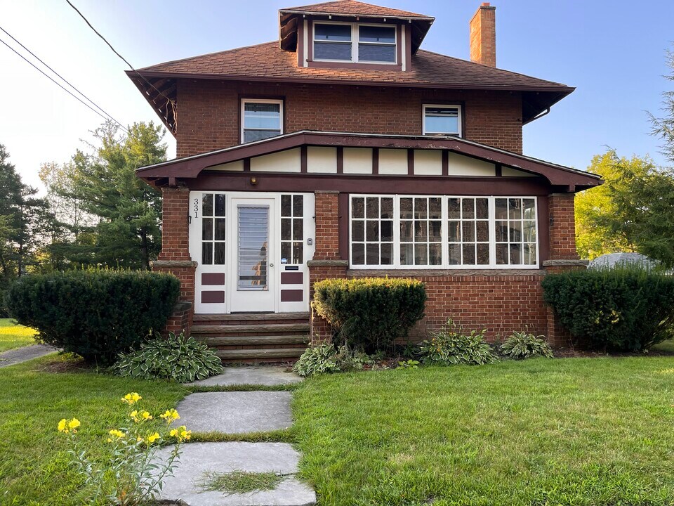 331 Cleveland Ave in Ashland, OH - Building Photo