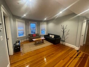 7 Denby Rd, Unit 1 in Boston, MA - Building Photo - Building Photo