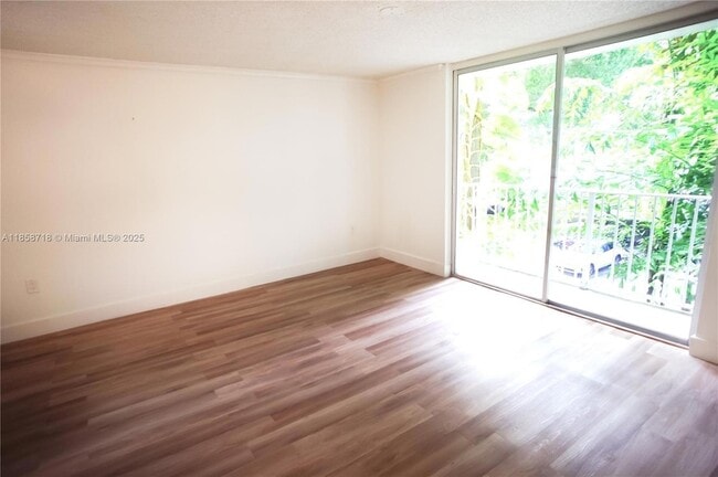 1740 NW N River Dr, Unit 323 in Miami, FL - Foto de edificio - Building Photo