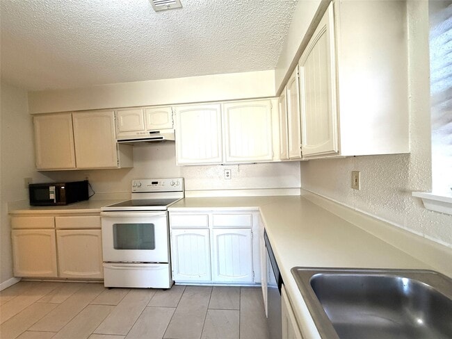 12102 Hastings Green Dr