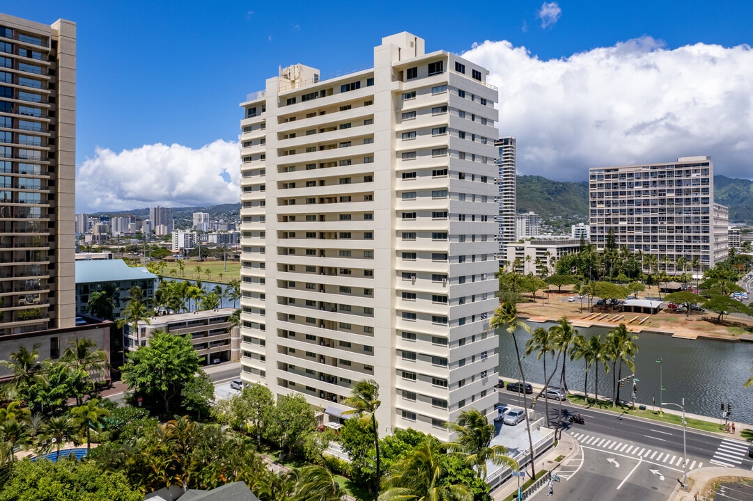 Waikiki Twin Towers in Honolulu, HI - Building Photo