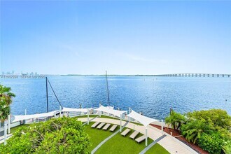 200 SE 15th Rd, Unit 3 in Miami, FL - Foto de edificio - Building Photo