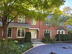 1021 W Old Ml Rd in Lake Forest, IL - Building Photo