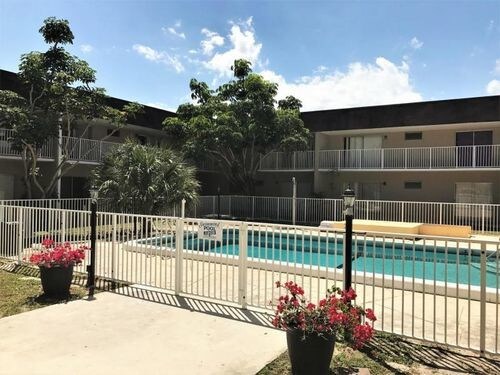 985 Manor Dr-Unit -c42 in Palm Springs, FL - Building Photo