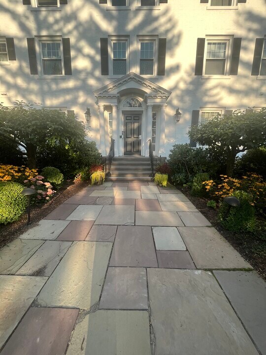 33 Maplewood Ave in Pittsfield, MA - Building Photo