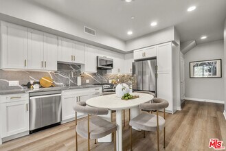 7428 Santa Monica Blvd in West Hollywood, CA - Building Photo - Building Photo