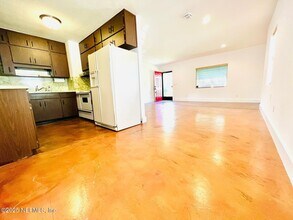 1053 Ellis Rd S in Jacksonville, FL - Building Photo - Building Photo