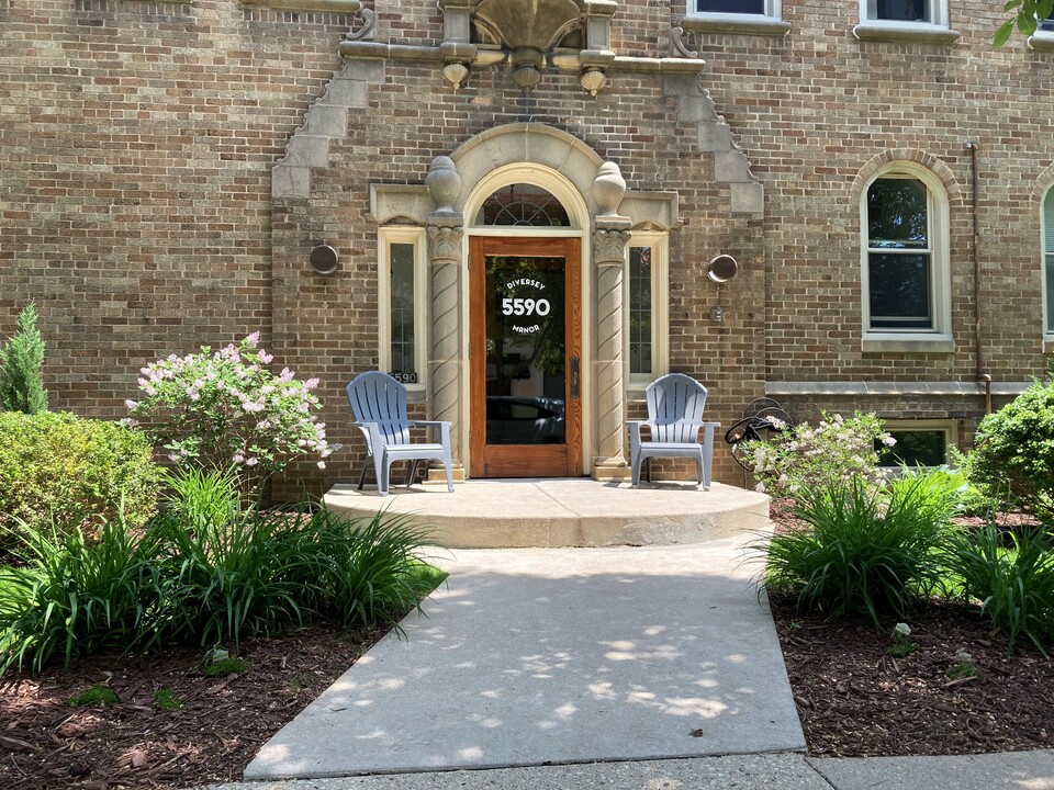 Diversey Manor in Whitefish Bay, WI - Foto de edificio