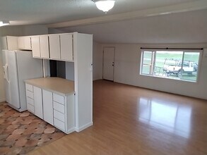 12929 Lookingglass Rd in Roseburg, OR - Building Photo - Building Photo