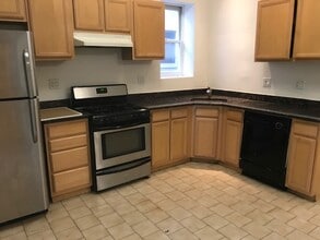 717 W Roscoe St, Unit 1 in Chicago, IL - Foto de edificio - Building Photo