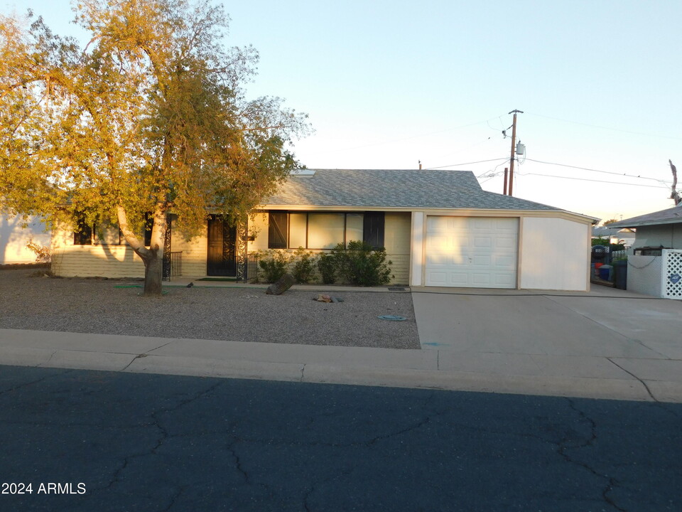 11825 N Thunderbird Rd in Sun City, AZ - Building Photo