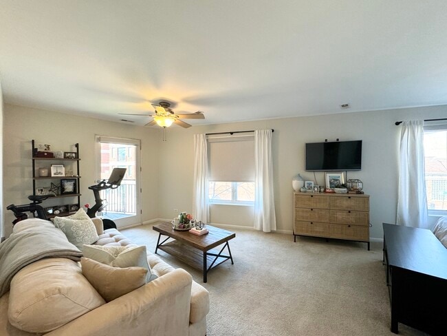 875 N Milwaukee Ave, Unit 1S in Chicago, IL - Foto de edificio - Building Photo