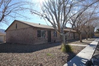 4879 E Owens Ave in Las Vegas, NV - Foto de edificio - Building Photo