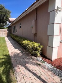 1166 NW 171st Terrace in Pembroke Pines, FL - Foto de edificio - Building Photo