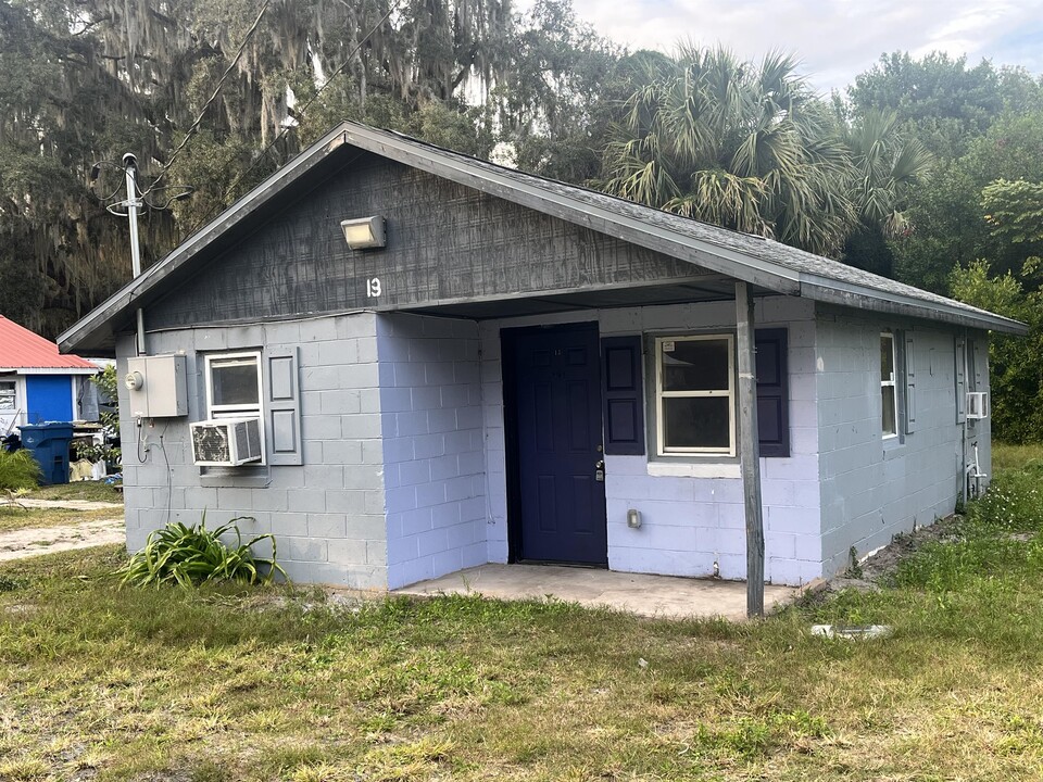 13 Lenox Ct in DeLand, FL - Building Photo