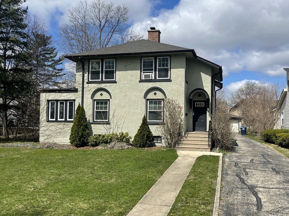 58 Norfolk Ave in Clarendon Hills, IL - Foto de edificio
