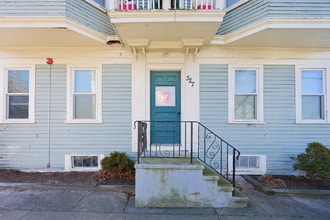 327 High St in Bristol, RI - Building Photo - Building Photo