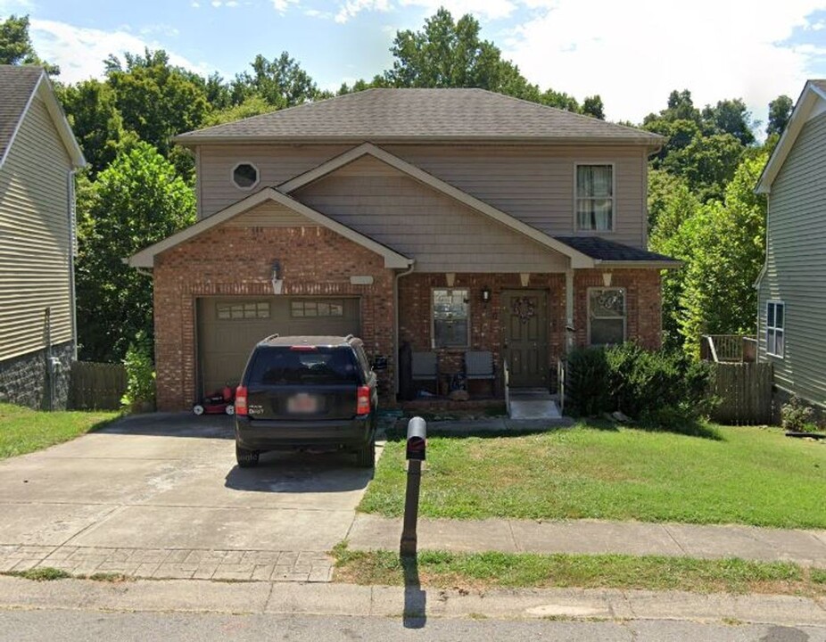 620 Hidden Valley Dr in Clarksville, TN - Building Photo