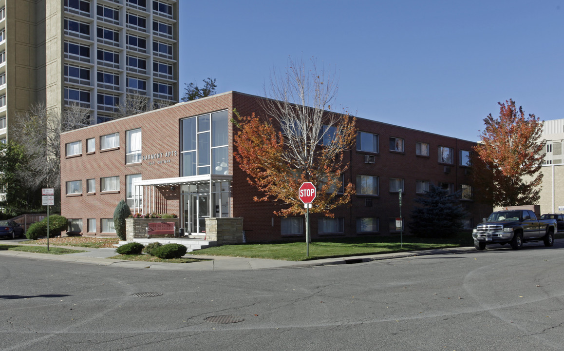 Harmony Apartments in Denver, CO - Foto de edificio