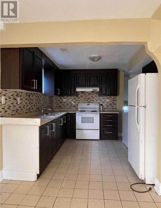 153 Morton Way in Brampton, ON - Building Photo
