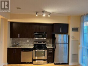 65 Bremner Blvd in Toronto, ON - Building Photo - Building Photo