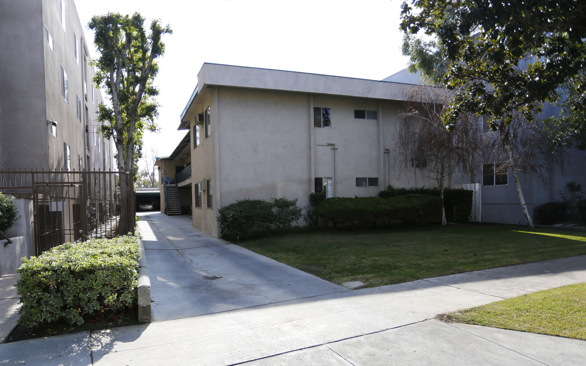 128 W Chestnut St in Glendale, CA - Building Photo