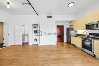 460 S Spring St, Unit 309 in Los Angeles, CA - Foto de edificio - Building Photo