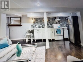 254 Broadway Ave in Toronto, ON - Building Photo - Building Photo