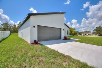 402 Oakland Ln in Poinciana, FL - Building Photo - Building Photo