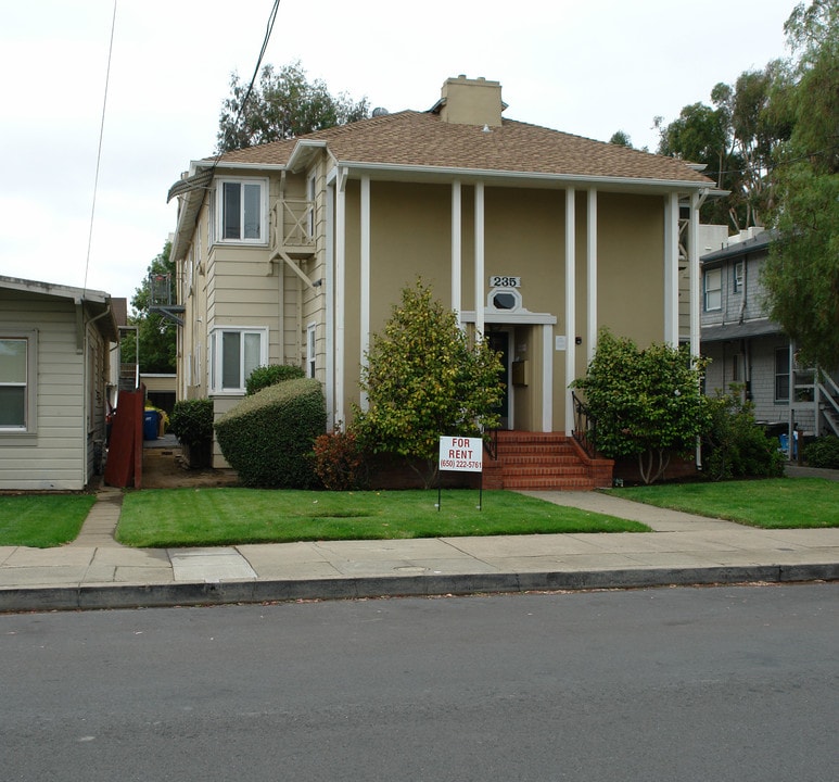 235 Anita Rd in Burlingame, CA - Foto de edificio