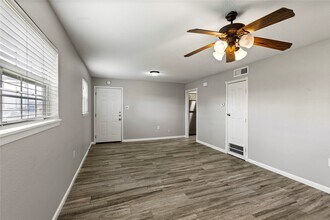 1914 Larrabee St in Seabrook, TX - Building Photo - Building Photo