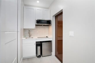 2368 SW 21st St-Unit -Side in Miami, FL - Building Photo - Building Photo
