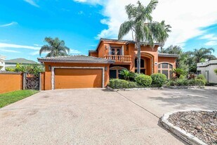 503 W Avon Ct in Laredo, TX - Building Photo