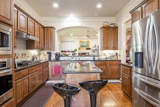 7608 Janak Dr in Houston, TX - Foto de edificio - Building Photo