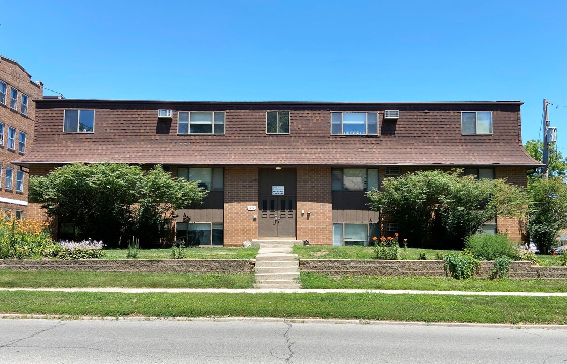 Claremont Apartments in Iowa City, IA - Foto de edificio